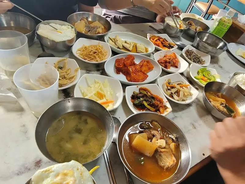 손님들로 가득 찬 식당