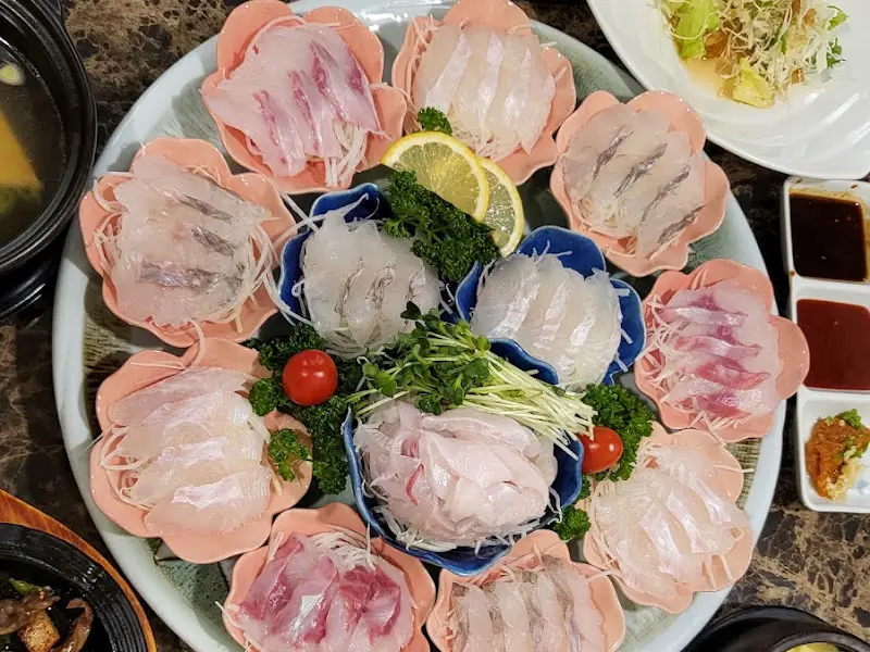 화려하게 담겨 나온 모듬회