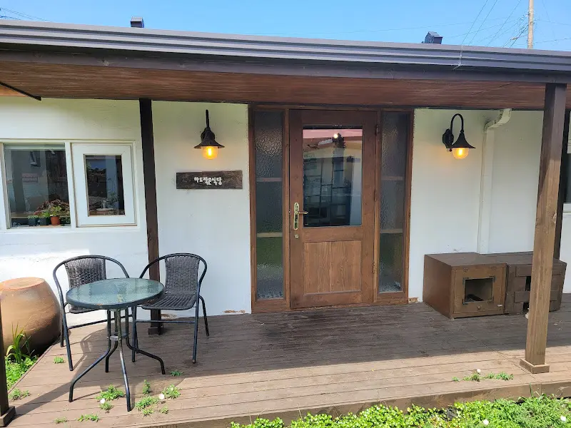 하도 작은 식당 외관