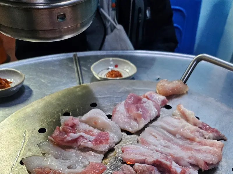 생갈비 굽는 모습