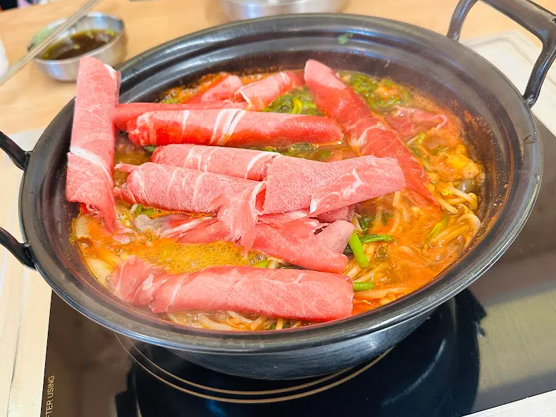 샤브샤브에 소고기를 넣어 익히는 모습