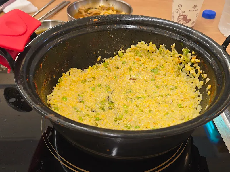 볶음밥이 담긴 냄비