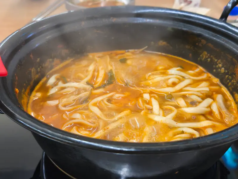 칼국수 면이 담긴 냄비