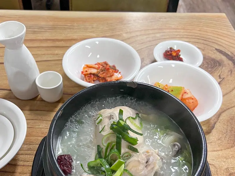 정갈하게 차려진 삼계탕 한 상 차림