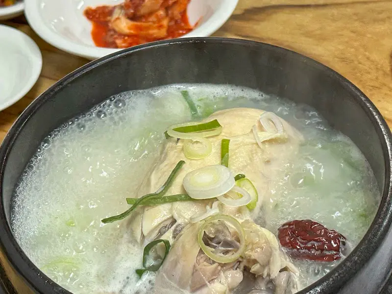 뚝배기 안에서 끓고 있는 한방삼계탕