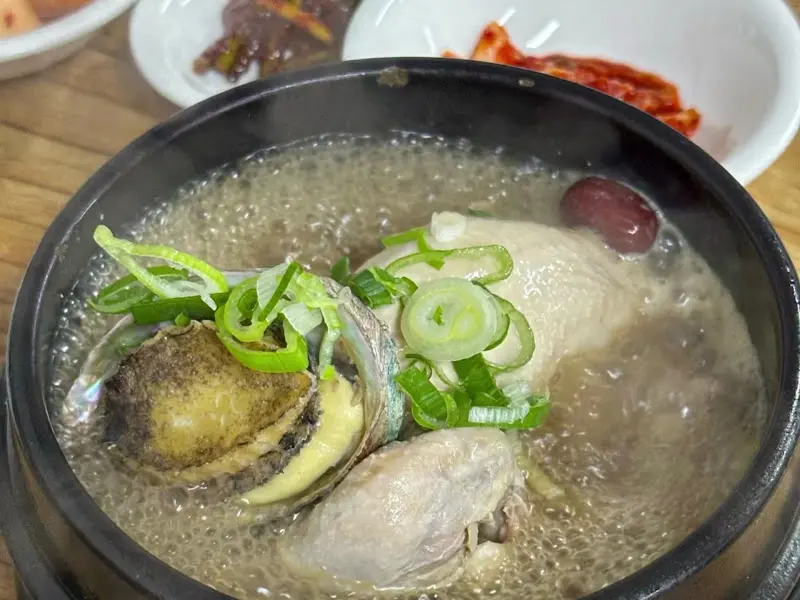 인삼과 대추, 파가 고명으로 올라간 삼계탕