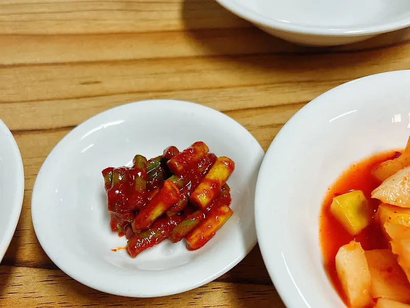 밑반찬으로 제공되는 마늘쫑