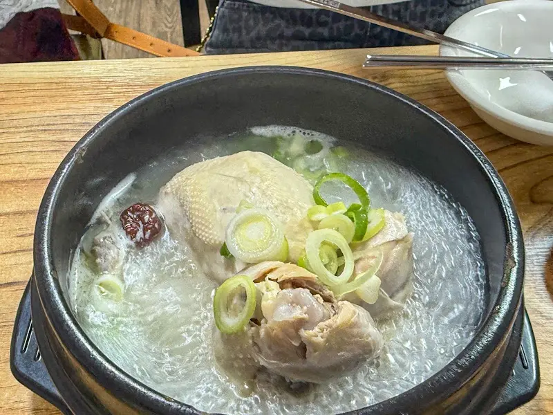 뽀얀 국물이 인상적인 삼계탕