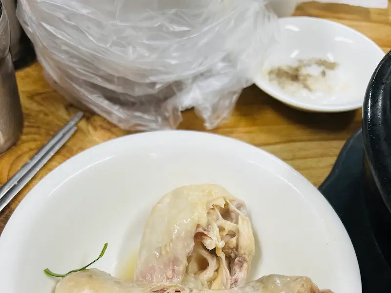 닭고기를 소금에 찍어먹는 모습