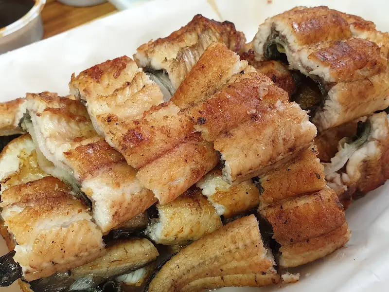 먹기 좋게 잘린 장어구이