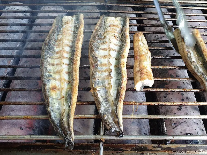 숯불 위에서 구워지는 장어
