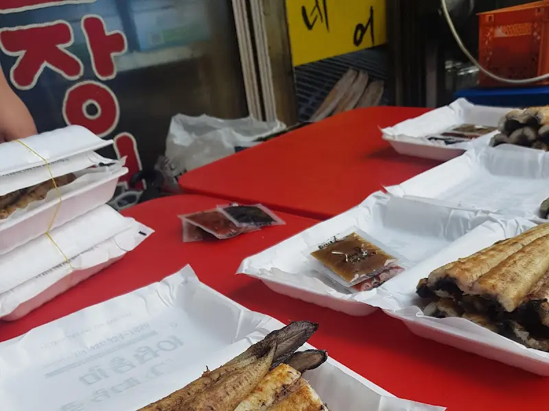 포장된 장어와 소스