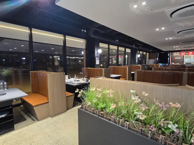 화목뜰가든 홀 내부 (저녁)