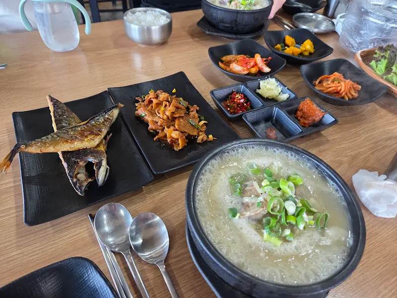 다채로운 반찬과 접짝뼈국 한 상 차림