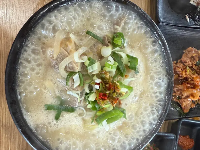 뽀얀 국물이 인상적인 접짝뼈국