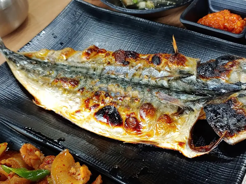 노릇하게 구워진 고등어 구이