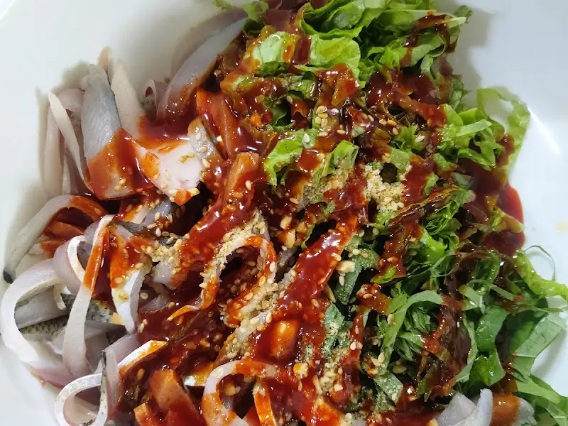 매콤달콤한 양념이 듬뿍 뿌려진 도다리 세꼬시 비빔