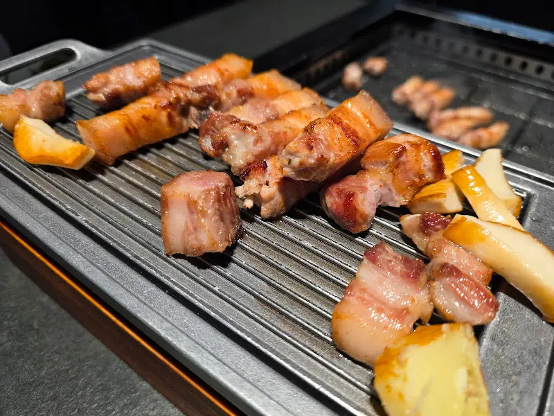 숯불 위에서 구워지는 흑돼지