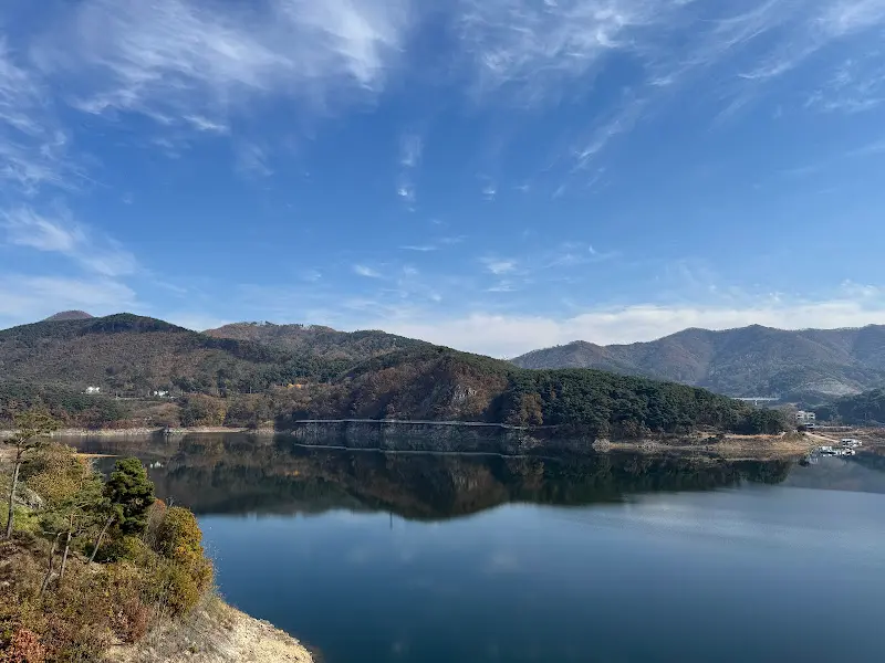 카페에서 바라본 옥정호의 풍경