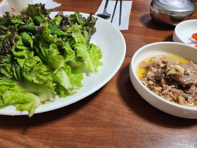 제육볶음과 쌈 채소