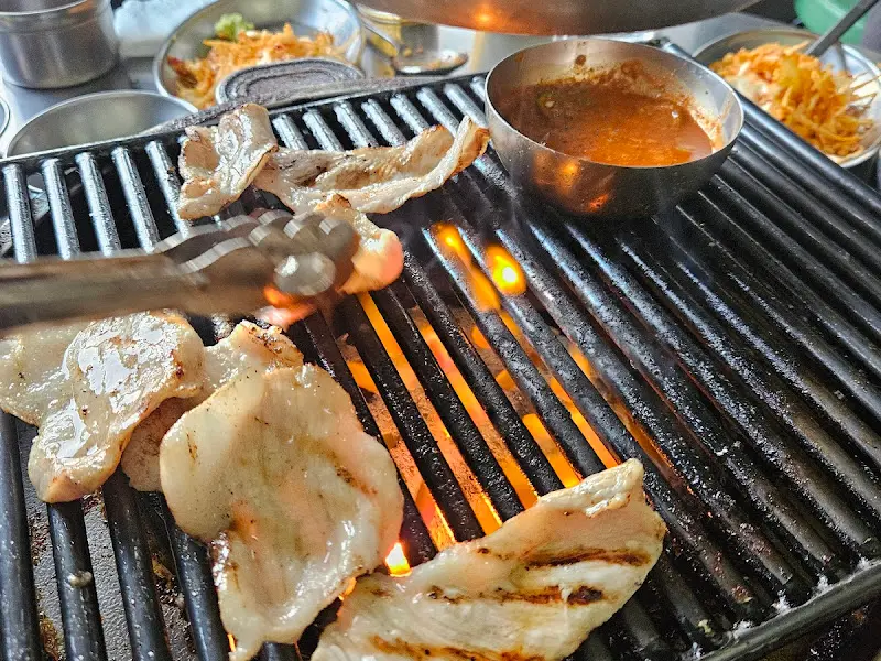 연탄불에 구워지는 돈차돌살