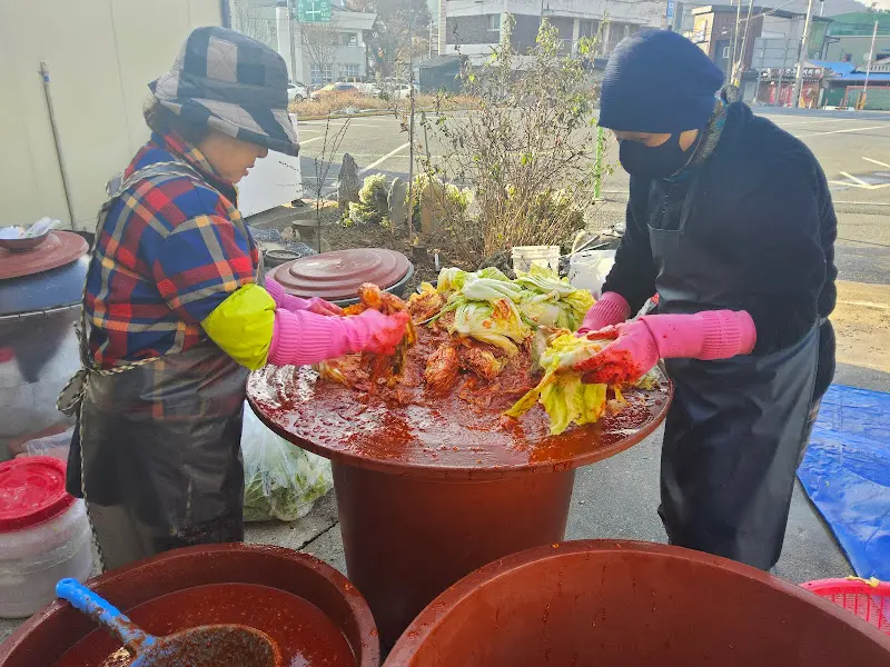 골목추어탕 김치 담그는 모습