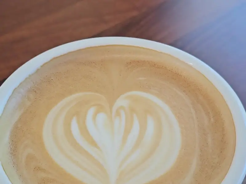 하트 모양 라떼 아트가 인상적인 딜리포인트 라떼