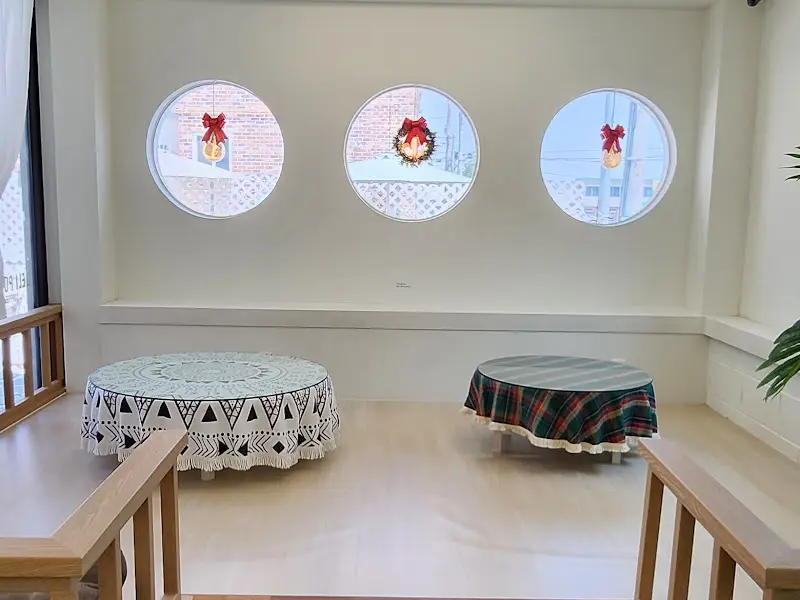 좌식 테이블이 있는 공간