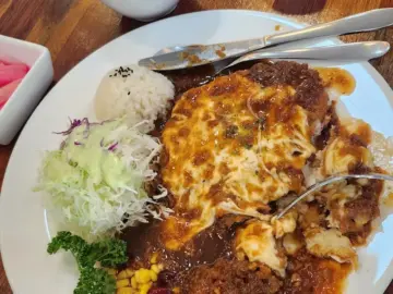 캐럴의 선율이 흐르는, 추억과 매운 맛이 공존하는 아산 돈까스 맛집 기행