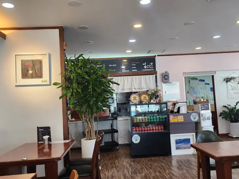 따뜻하고 아늑한 식당 내부