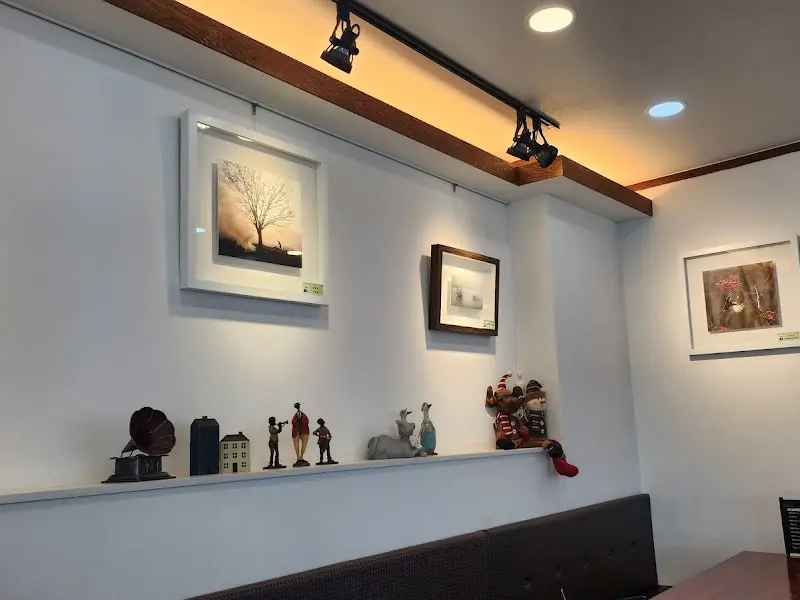 아기자기한 소품들이 놓여있는 벽면