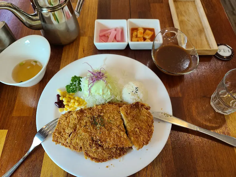 돈까스, 밥, 샐러드