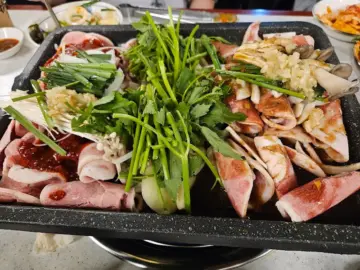 강남역 숨은 보석, 미나리밭 오리사냥에서 맛보는 향긋한 오리 로스 맛집 기행