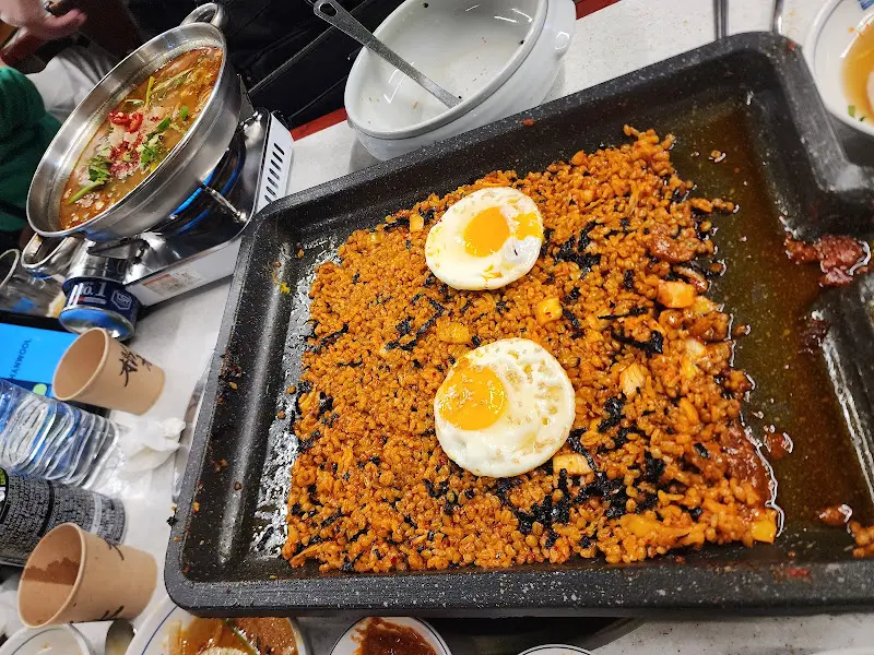 오리기름에 볶아진 볶음밥 위에 계란후라이