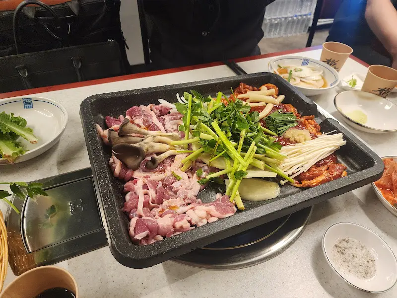 푸짐한 오리고기 한 상 차림