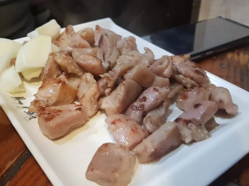 접시에 담겨 나온 오돌뼈와 양파