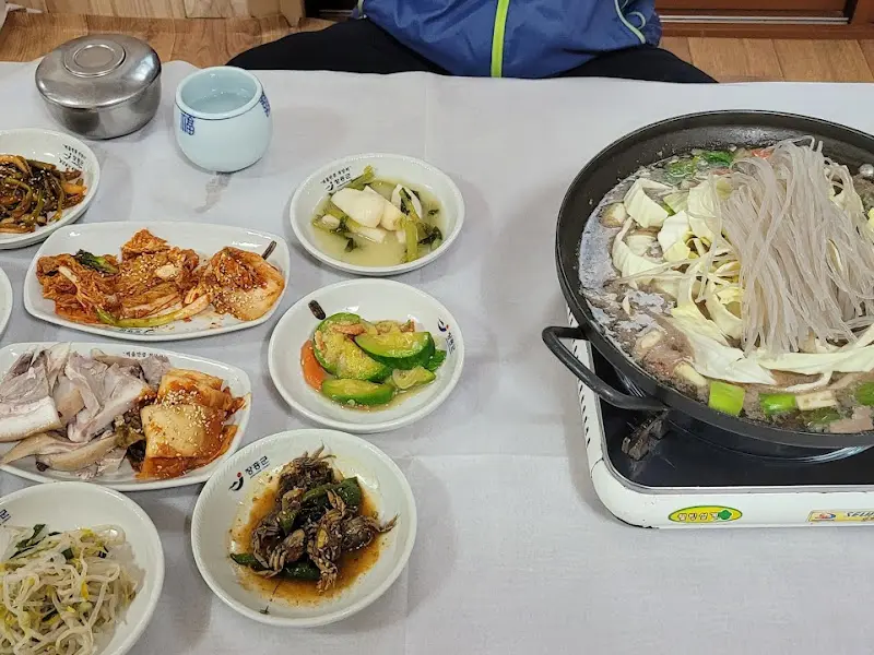 추어탕과 반찬 한 상 차림