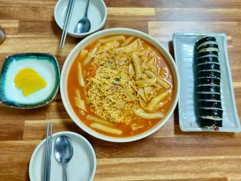 떡볶이와 김밥, 단무지의 조화