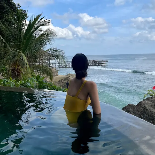 휴식을 취하는 여성의 모습 (맥락에 맞지 않음)