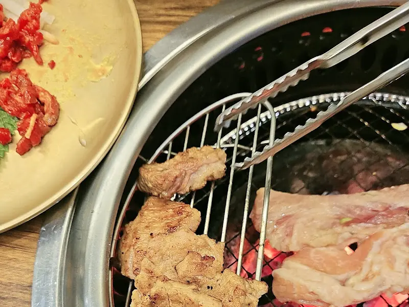 숯불에 구워지는 갈비