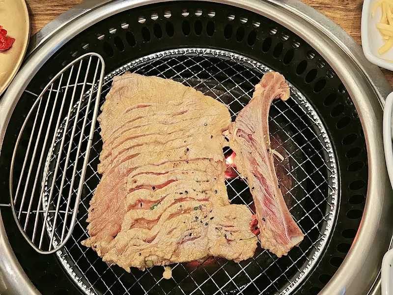 맛있게 구워진 갈비