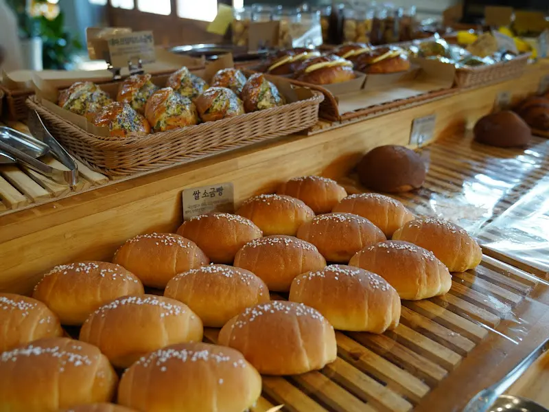 다양한 빵이 진열되어 있는 앤드아워