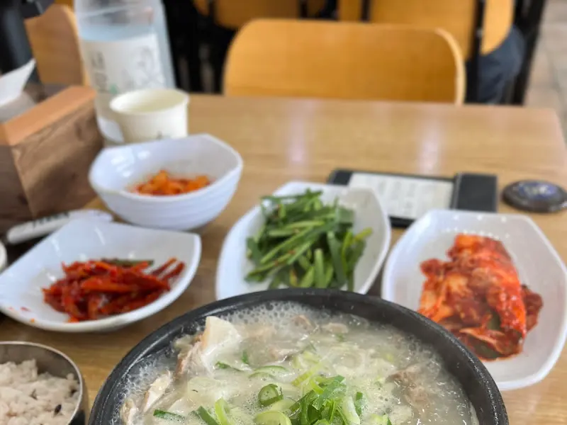 순대국과 함께 차려진 깍두기, 김치, 부추 등의 밑반찬