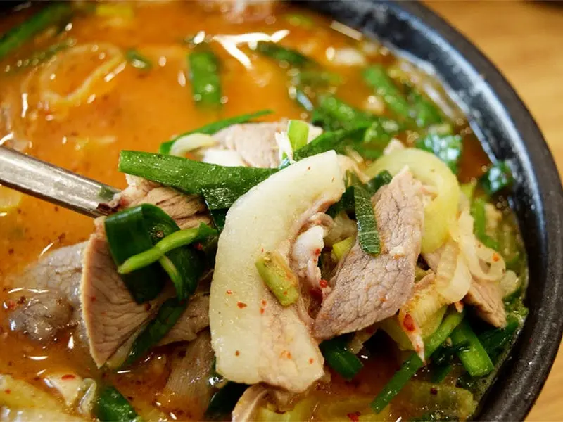 국물, 고기, 야채가 어우러진 얼큰 순대국의 모습