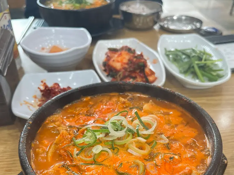 얼큰 순대국과 기본 반찬이 놓여진 테이블 전경