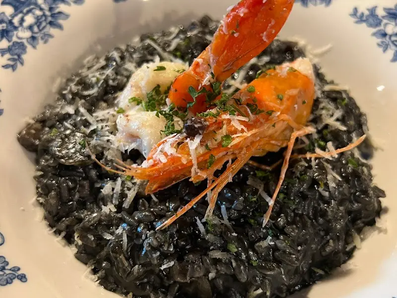 먹음직스러운 검은색 리조또