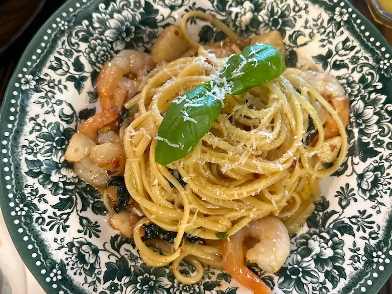 파스타 위에 올려진 바질과 치즈