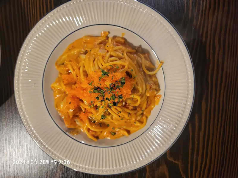 신선한 토핑이 올려진 파스타