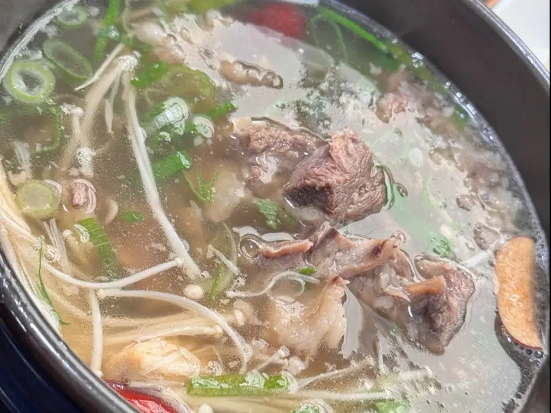 뽀얀 국물에 고기가 듬뿍 들어간 설렁탕