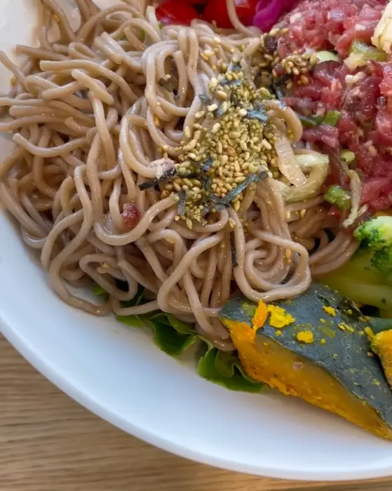 소바와 갖은 야채, 고기 등이 담긴 촘피의 보울 메뉴